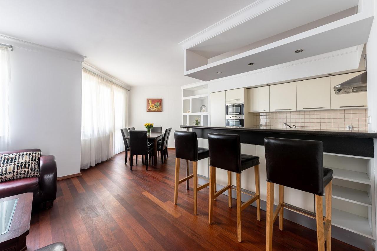 Bukowinska 12: Spacious Two-bedroom With Balcony And Parking