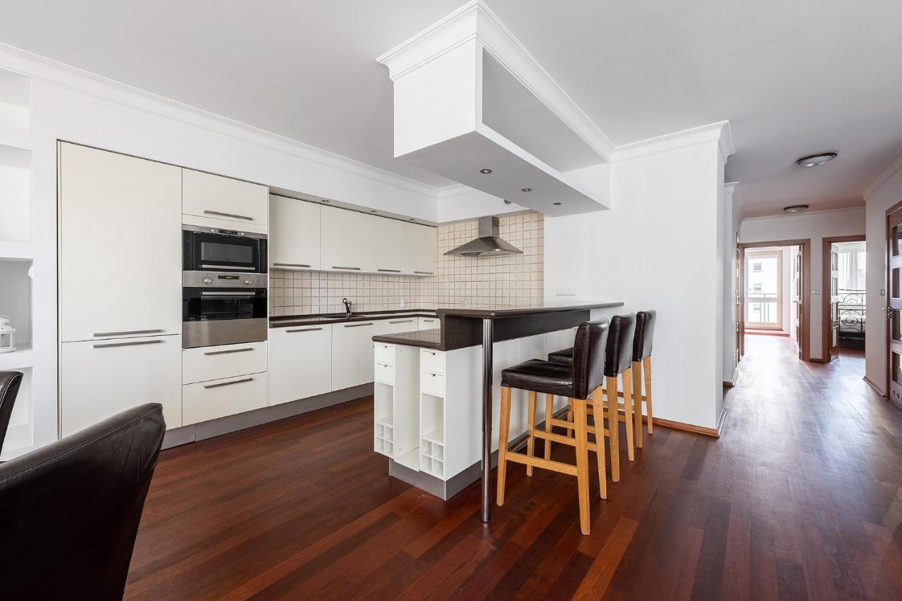 Bukowinska 12: Spacious Two-bedroom With Balcony And Parking