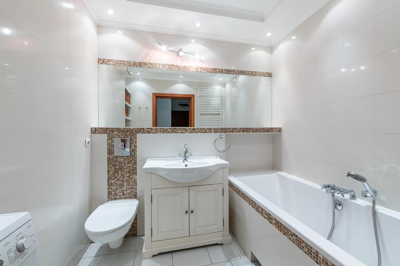 Apartment Bukowinska 12: Spacious Two-bedroom With Balcony And Parking Warsaw
