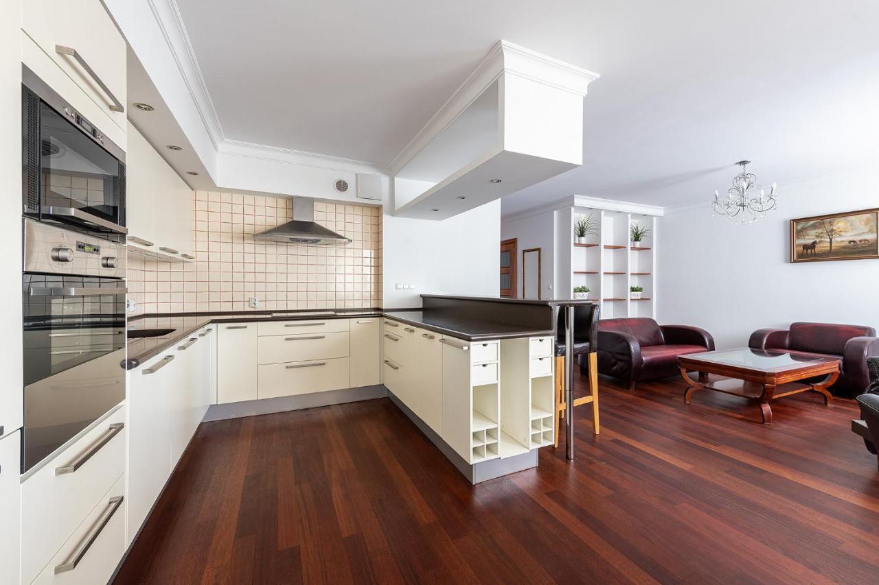 Bukowinska 12: Spacious Two-bedroom With Balcony And Parking